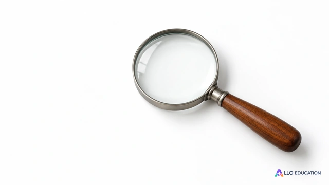 Une loupe entière, à poignée de bois brun et métal argenté, repose sur un fond blanc sans inscription.