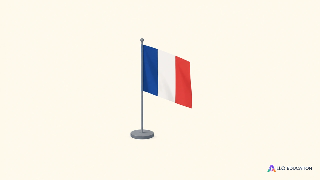 Un petit drapeau français bleu, blanc, rouge, sur un socle simple.