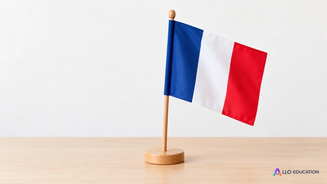 Un petit drapeau bleu, blanc et rouge, fixé sur un socle en bois.