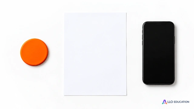 À gauche un jeton de parole orange uni ; au centre une feuille entièrement blanche ; à droite un téléphone noir à écran éteint sans marque.