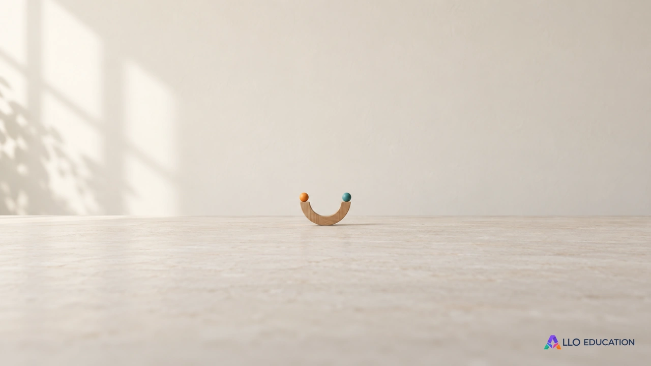 Une petite piste en bois en forme de U et deux billes sur ses branches évoquent une lecture de variation.