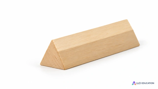 Un prisme droit pédagogique en bois clair à base triangulaire, isolé sur fond blanc, sans mesure affichée.