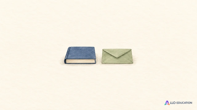 Un petit livre fermé entier et une enveloppe entière, sans inscription, occupent le centre d’un fond ivoire.