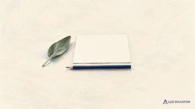 Une feuille botanique, un crayon et du papier vierge composent un petit atelier d’écriture sur une table claire.