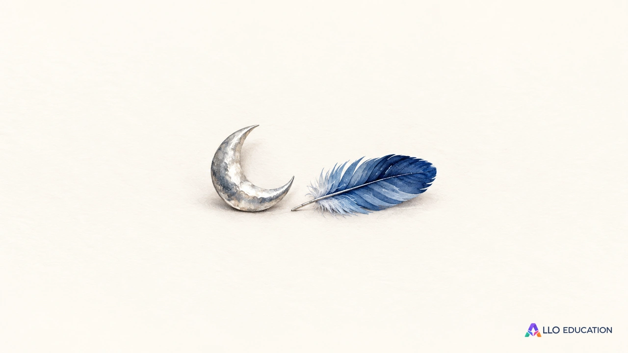 Une petite lune argentée et une plume bleue reposent ensemble sur un fond clair, sans texte.