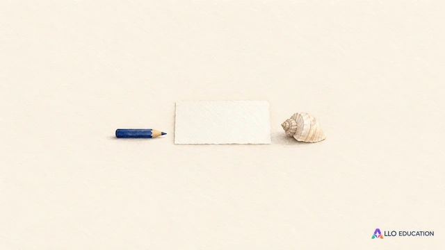 Un crayon indigo, une feuille vierge et un petit coquillage entier sont réunis au centre d’un fond clair.