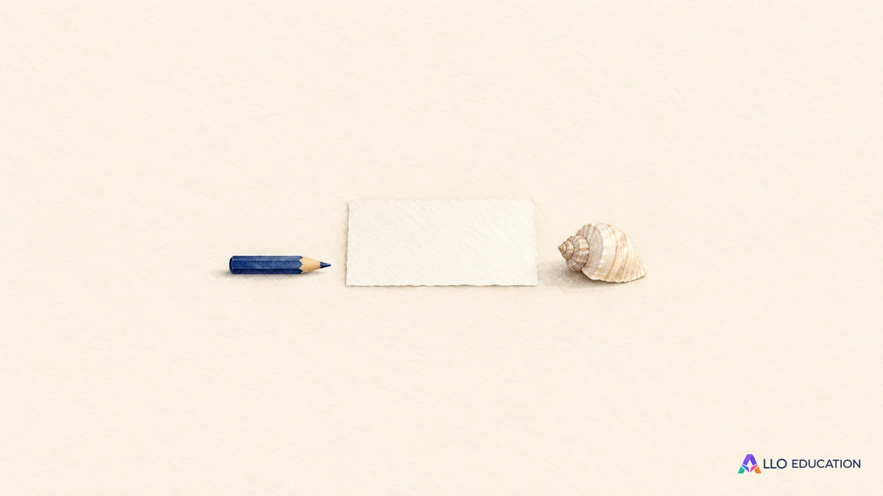 Un crayon indigo, une feuille vierge et un petit coquillage entier sont réunis au centre d’un fond clair.
