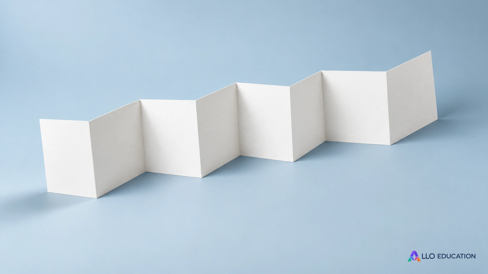 Un accordéon de papier vierge déployé évoque une progression à suivre.
