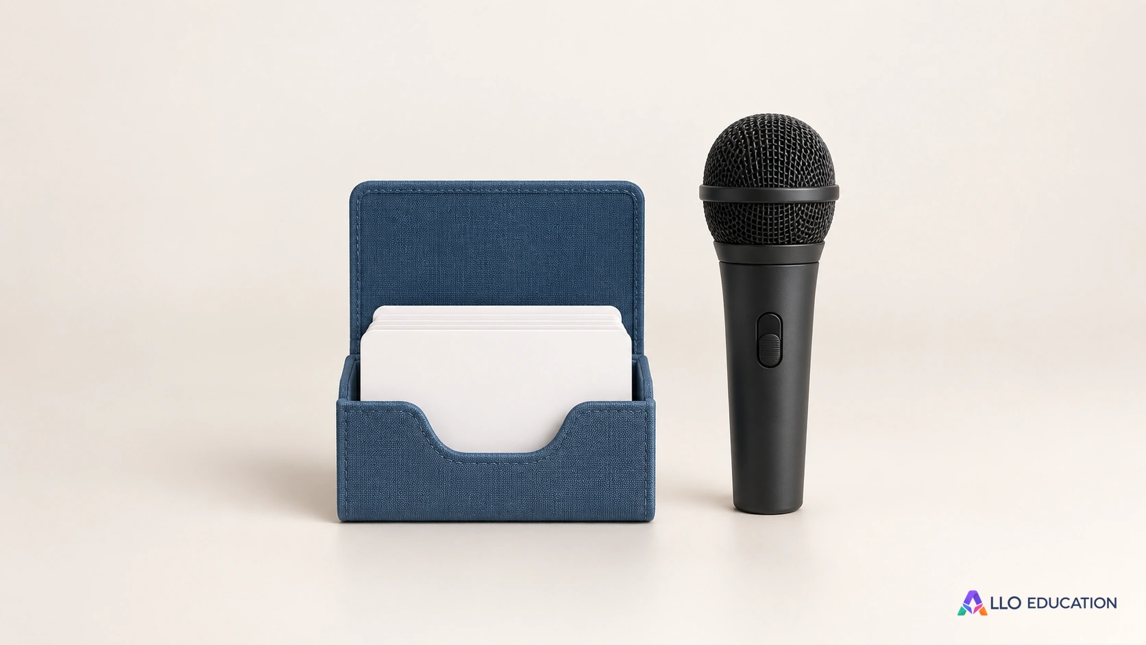 Des cartes vierges dans un porte-cartes et un microphone éteint évoquent la préparation d’une prise de parole.