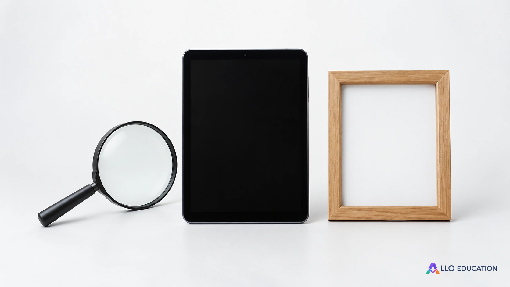 Une loupe, une tablette éteinte et un cadre vide évoquent la vérification d’une information et de son contexte.